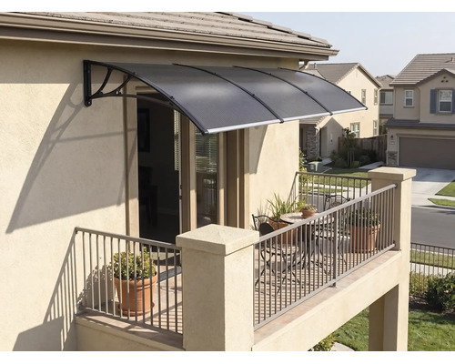 Copertină de ușă modernă din policarbonat cu suporturi negre deasupra unei uși de balcon pe un balcon luminos cu balustradă metalică și plante.