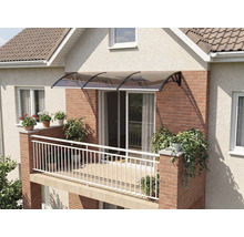 Copertină modernă pentru balcon cu cadru închis și înveliș nuanțat montată deasupra unei uși de balcon pe un perete de cărămidă.