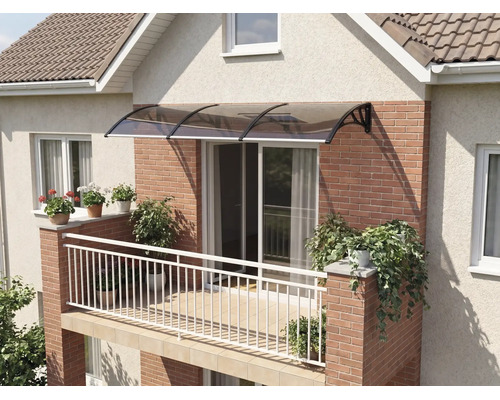 Copertină modernă pentru balcon cu cadru închis și înveliș nuanțat montată deasupra unei uși de balcon pe un perete de cărămidă.