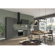 Bucătărie încorporată modernă în antracit cu aparate electrocasnice, masă de dining din lemn, scaune industriale și fereastră mare.