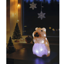 Figurină de Crăciun cu LED în formă de quokka, iluminată, într-un decor de Crăciun cu brazi mici.