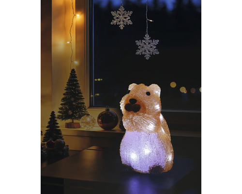 Figurină de Crăciun cu LED în formă de quokka, iluminată, într-un decor de Crăciun cu brazi mici.