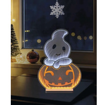 Decorațiune LED de Halloween cu un spirit pe un dovleac și efect de oglindă infinită, așezată pe o masă în fața unei ferestre cu decorațiuni de iarnă.