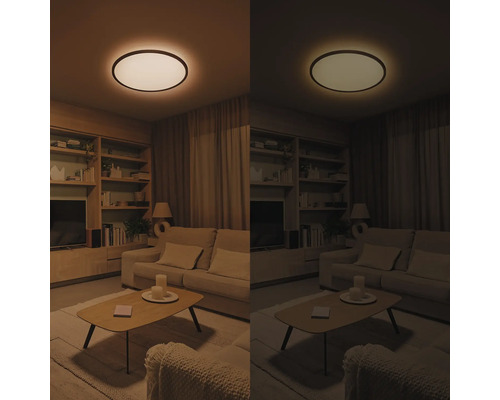 Plafonieră LED rotundă reglabilă într-o sufragerie luminoasă cu canapea și măsuță de cafea, comparație între două niveluri de luminozitate.