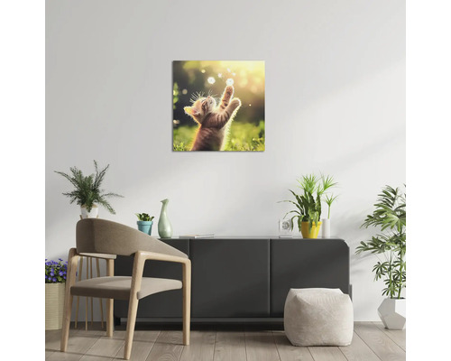 Tablou pe pânză cu pui de pisică într-o cameră de zi modernă cu bufet, scaun din lemn și diverse plante de apartament.