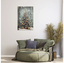 Tablou pe pânză cu brad de Crăciun împodobit într-o sufragerie modernă deasupra unui fotoliu rotund cu ierburi decorative.