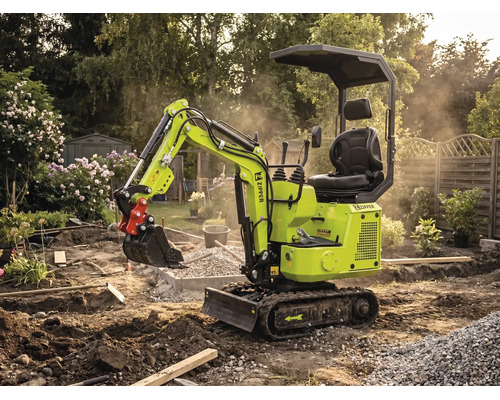 Miniexcavator Zipper pe șenile în timpul lucrărilor de grădinărit pe un șantier cu pământ, pietriș și plante în fundal.