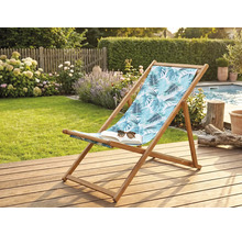 Șezlong din lemn cu model cu frunze tropicale pe o terasă din lemn într-o grădină lângă o piscină.