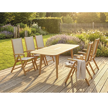 Set de mobilier de grădină din lemn cu o masă dreptunghiulară și cinci scaune pliante pe o terasă din lemn într-o grădină însorită.
