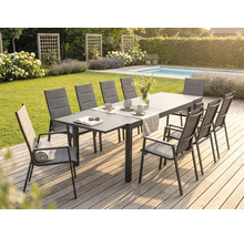 Set modern de dining pe o terasă din lemn cu masă mare din metal și scaune cu spătar înalt din textilenă într-o grădină luminoasă.