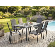 Set modern de mobilier pentru grădină cu masă dreptunghiulară și șase scaune pe o terasă din lemn lângă o piscină.
