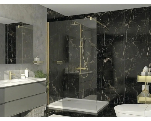 Baie modernă cu duș de tip walk-in, baterii aurii, perete de sticlă, plăci negre cu aspect de marmură și mobilier de lavoar gri.
