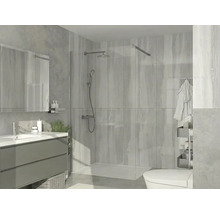 Duș tip walk-in modern cu perete de sticlă, sistem de duș cromat, cădiță de duș plată și faianță într-o baie luminoasă.