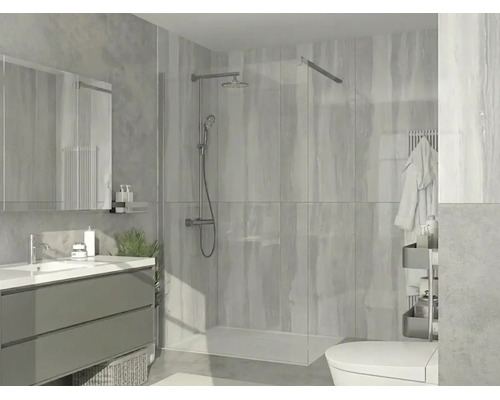 Duș tip walk-in modern cu perete de sticlă, sistem de duș cromat, cădiță de duș plată și faianță într-o baie luminoasă.