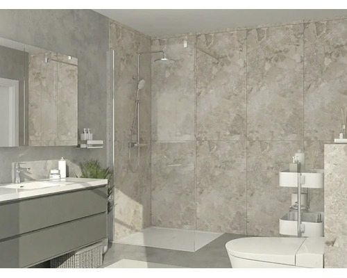 Baie modernă cu duș de tip walk-in, perete de sticlă, plăci mari de faianță cu aspect de piatră, unitate de lavoar și oglindă.