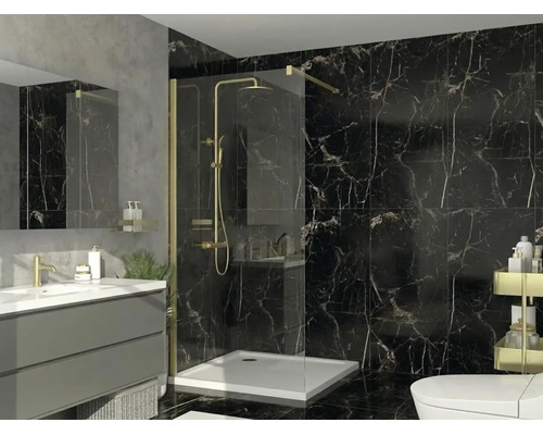 Baie modernă cu duș walk-in, plăci de marmură neagră, baterii aurii, dulap de lavoar gri și cădiță de duș albă.