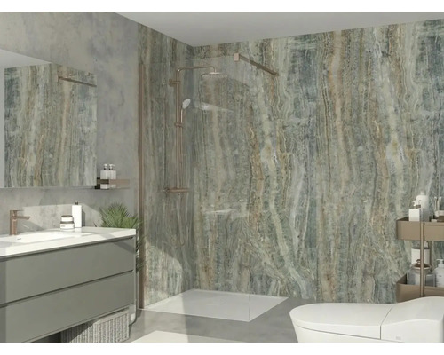 Baie modernă cu duș de tip walk in, perete de sticlă, baterii bronz, faianță cu aspect de piatră, mască gri și lavoar alb.