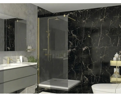 Baie modernă cu duș de tip walk-in, perete de sticlă, baterii aurii și plăci ceramice pentru perete și podea cu aspect de marmură neagră.