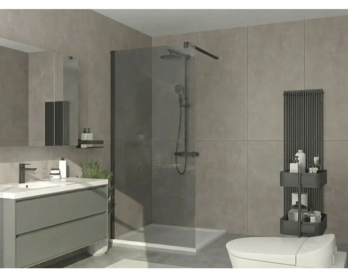 Baie modernă cu duș de tip walk-in din sticlă fumurie, sistem de duș negru, dulap de lavoar gri și radiator asortat.