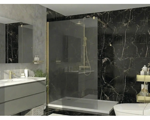 Baie modernă cu duș de tip walk-in din sticlă, profiluri aurii, plăci de marmură neagră și dulap de lavoar gri cu baterie aurie.