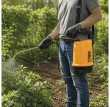 O persoană utilizează un pulverizator sub presiune purtat pe umăr, cu lance de pulverizare, pentru tratarea plantelor într-o grădină.