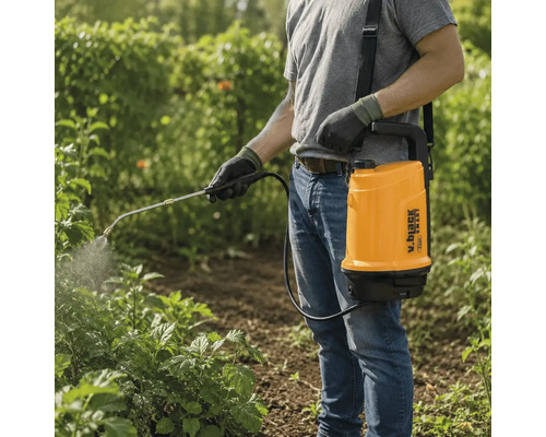 O persoană utilizează un pulverizator sub presiune purtat pe umăr, cu lance de pulverizare, pentru tratarea plantelor într-o grădină.