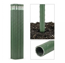 Tije metalice verzi pentru plante, învelite în plastic, cu suprafață texturată, detaliu cu vârful în pământ și secțiune prin tubul gol.