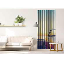 Sufragerie modernă cu fototapet vertical care înfățișează o mașină la apus cu design cu dungi negre, lângă o canapea cafenie.