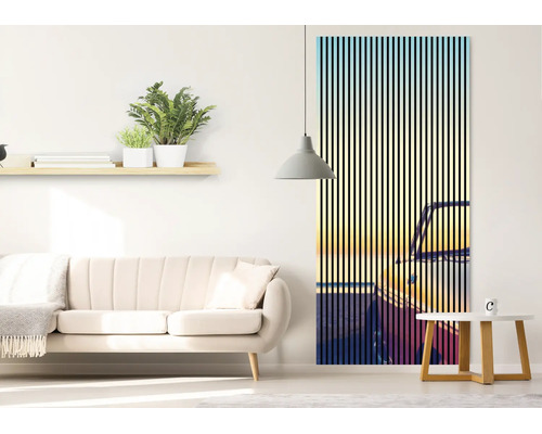 Sufragerie modernă cu fototapet vertical care înfățișează o mașină la apus cu design cu dungi negre, lângă o canapea cafenie.