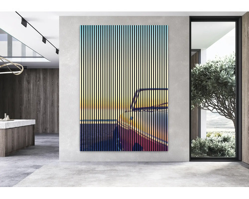Tablou abstract mare cu dungi verticale și motiv auto într-un spațiu de locuit modern și luminos cu insulă de bucătărie.