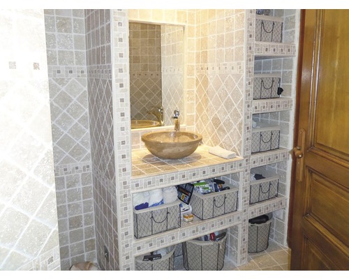 Baie cu chiuvetă, oglindă și rafturi cu coșuri de depozitare.