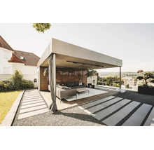 Pergolă modernă și luminoasă din metal, cu perete din lamele de lemn, perdele și mobilier de grădină pe o terasă din lemn.