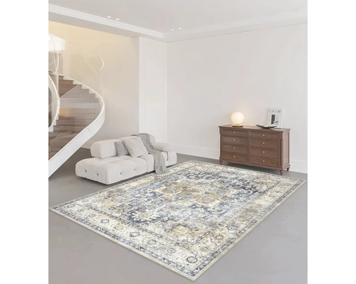 Covor dreptunghiular mare cu model oriental vintage într-un living luminos cu canapea, comodă din lemn și scară modernă.