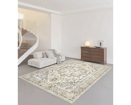 Covor mare cu model oriental într-o cameră de zi luminoasă, cu canapea modernă, comodă din lemn și scară în spirală.
