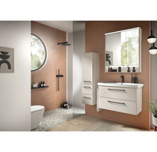 Set de baie modern cu mască de chiuvetă albă, dulap cu oglindă și iluminare, dulap înalt și baterii negre.