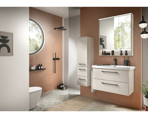 Set de baie modern cu mască de chiuvetă albă, dulap cu oglindă și iluminare, dulap înalt și baterii negre.