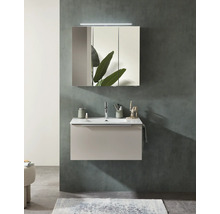 Set modern de mobilier de baie cu mască suspendată, chiuvetă albă și dulap mare cu oglindă cu trei uši și iluminare.
