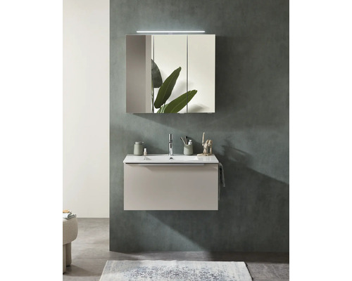 Set modern de mobilier de baie cu mască suspendată, chiuvetă albă și dulap mare cu oglindă cu trei uši și iluminare.