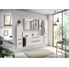 Set modern de mobilier de baie cu mască, lavoar alb, dulap cu oglindă și două dulapuri înalte într-o baie luminoasă și spațioasă.