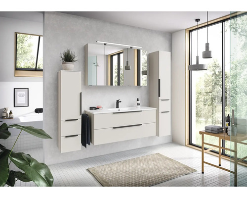Set modern de mobilier de baie cu mască, lavoar alb, dulap cu oglindă și două dulapuri înalte într-o baie luminoasă și spațioasă.