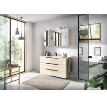 Baie modernă cu mască chiuvetă cu aspect de lemn deschis, baterie neagră, dulap cu oglindă și fereastră mare pentru o atmosferă luminoasă.