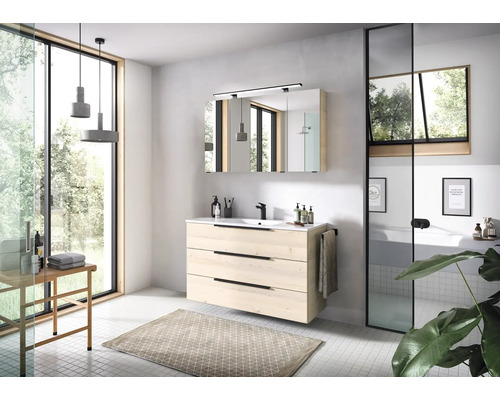 Baie modernă cu mască chiuvetă cu aspect de lemn deschis, baterie neagră, dulap cu oglindă și fereastră mare pentru o atmosferă luminoasă.