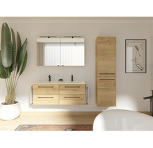 Set mobilier de baie modern cu aspect de stejar deschis, format din mască de chiuvetă dublă, dulap înalt și dulap cu oglindă și iluminare.