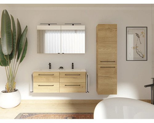 Set mobilier de baie modern cu aspect de stejar deschis, format din mască de chiuvetă dublă, dulap înalt și dulap cu oglindă și iluminare.