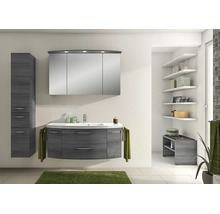 Set mobilier modern de baie cu aspect de lemn închis, dulap sub chiuvetă, lavoar ceramic alb, dulap cu oglindă și iluminare și dulap înalt.