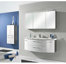Set modern de mobilier de baie cu mască de chiuvetă albă curbată, dulap cu oglindă cu trei uși cu iluminare și dulap înalt asortat.