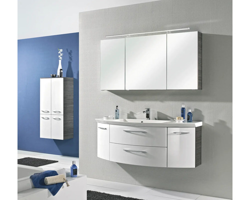 Set modern de mobilier de baie cu mască de chiuvetă albă curbată, dulap cu oglindă cu trei uși cu iluminare și dulap înalt asortat.