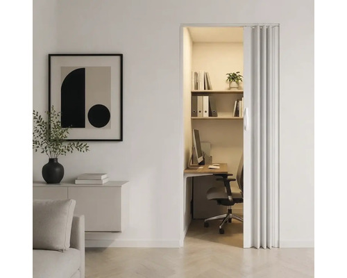 Cameră minimalistă cu o ușă pliantă care duce la un spațiu de lucru compact și organizat, cu birou și rafturi.