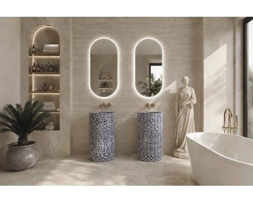 Baie modernă de lux cu două lavoare coloană din piatră cu model, oglinzi ovale iluminate, cadă freestanding și baterii aurii.