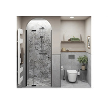 Baie modernă cu duș în arc, gresie gri din piatră naturală, sistem de duș negru, vas WC suspendat și radiator alb de design.